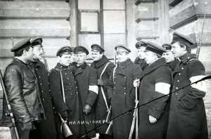 Un gruppo di studenti che agiscono come miliziani, San Pietroburgo, 1917